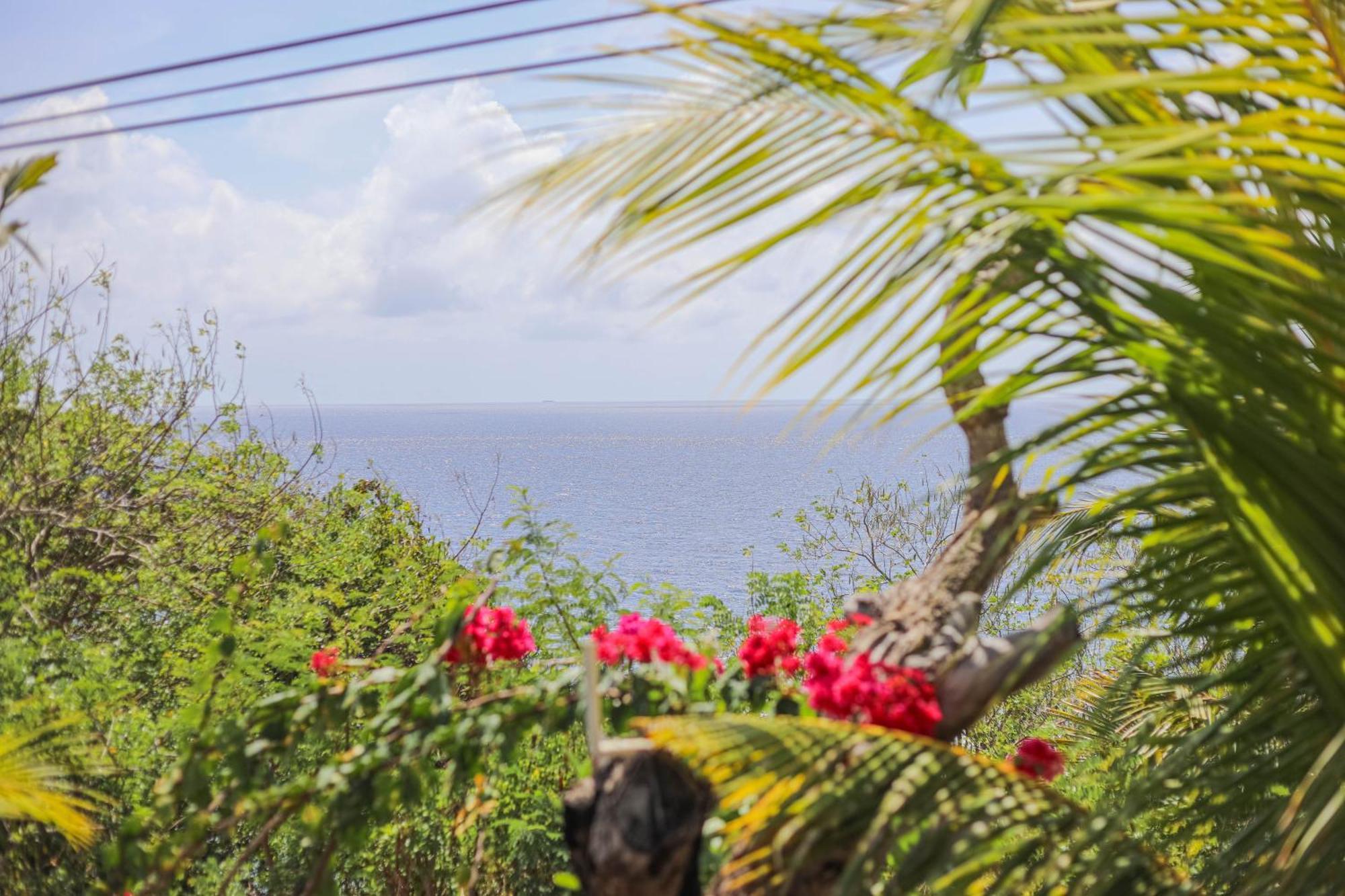 Manta Cottages With Sea View Batununggul Esterno foto